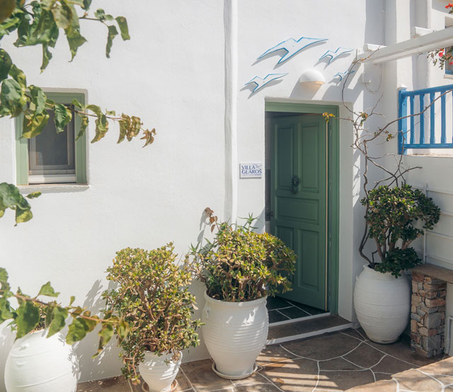 Η είσοδος στη Βίλα Γλάρος στη Σίφνο