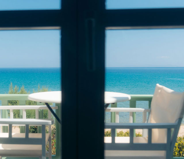 Θέα στη θάλασσα από τον πρώτο όροφο