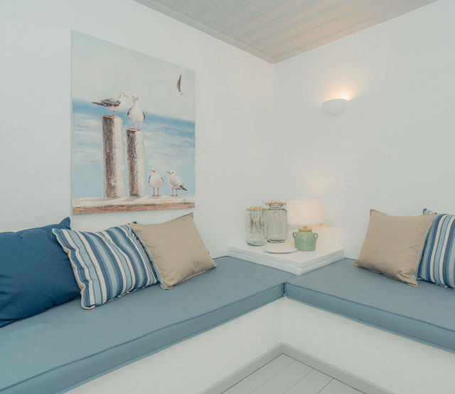 Γωνιακός καναπές στον πρώτο όροφο