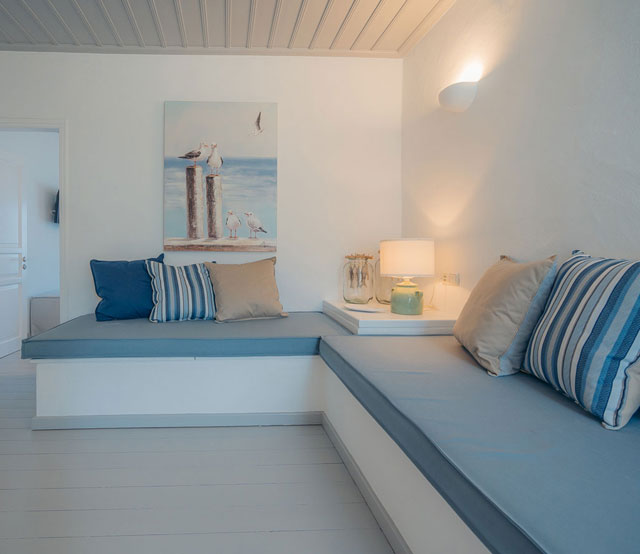 Γωνιακός καναπές στον πρώτο όροφο