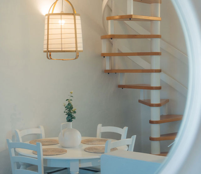 Τραπέζι φαγητού στο χώρο της κουζίνας