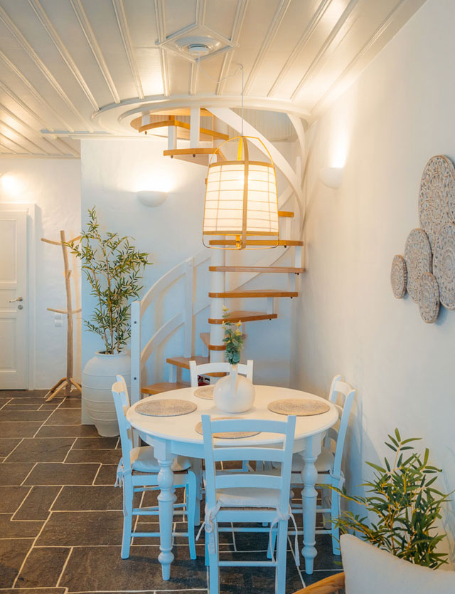 Τραπέζι φαγητού στο χώρο της κουζίνας