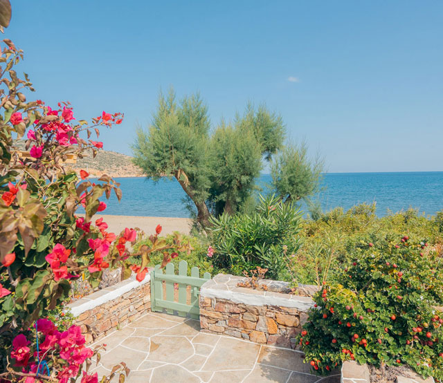 Αυλή δίπλα στη θάλασσα