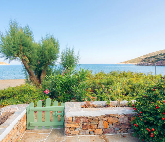 Η αυλή του Βίλα Γλάρος στη Σίφνος