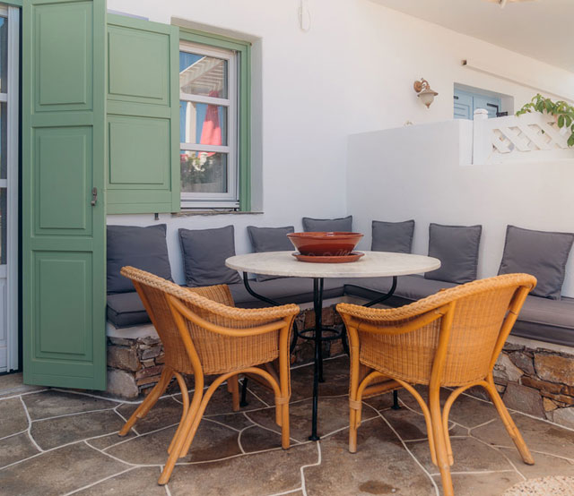 Η αυλή του Βίλα Γλάρος στη Σίφνο