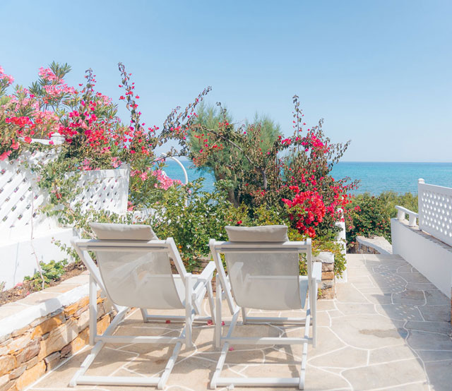 Η αυλή δίπλα στη θάλασσα