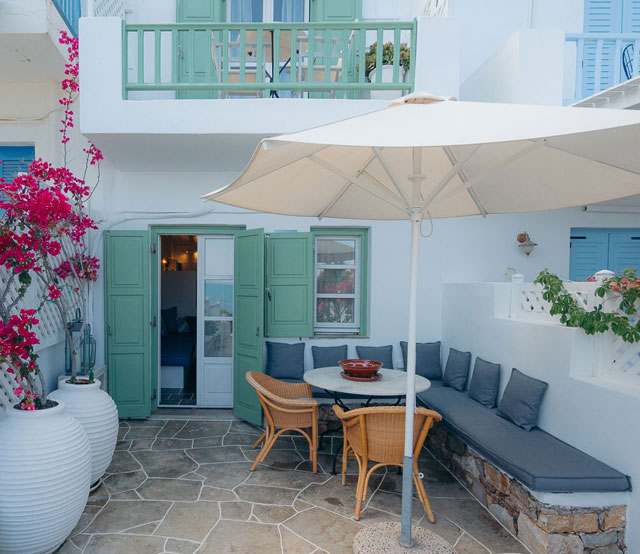 Η αυλή του Βίλα Γλάρος στη Σίφνο