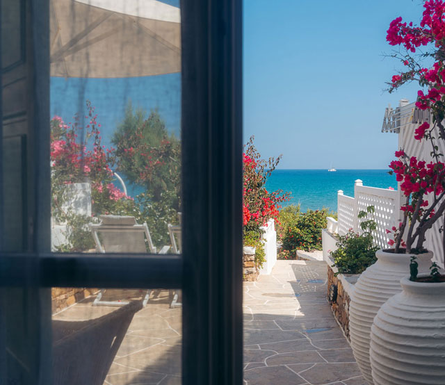 Αυλή δίπλα στη θάλασσα