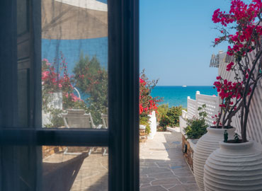 Η αυλή του σπιτιού μπροστά στη θάλασσα