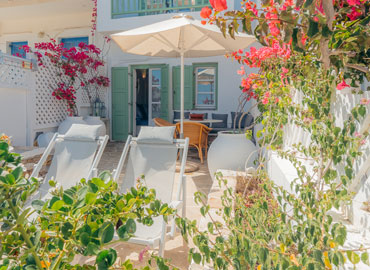 Η αυλή του σπιτιού μπροστά στη θάλασσα