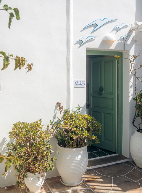 Η είσοδος του σπιτιού Βίλα Γλάρος στη Σίφνο