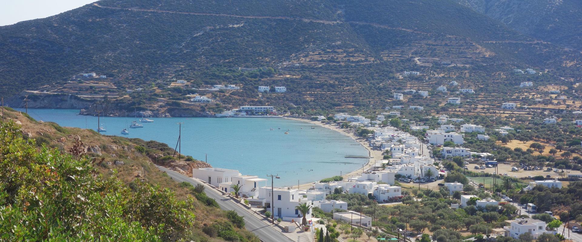 Η παραλία του Πλατύ Γιαλού στη Σίφνο