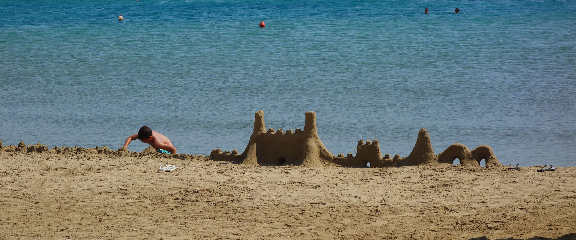 Η παραλία Πλατύς Γιαλός στη Σίφνο